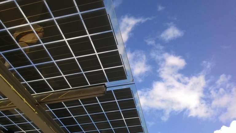 Placas solares bifaciales: tecnología de doble cara para el futuro solar en Castilla-La Mancha